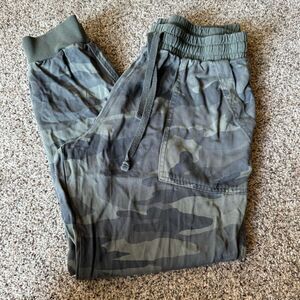 WOMENS Splendid Green camo lightweight joggers size Medium 100% Rayon